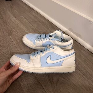 Jordan 1 Low SE Sail/Dk Powder Blue/Ice